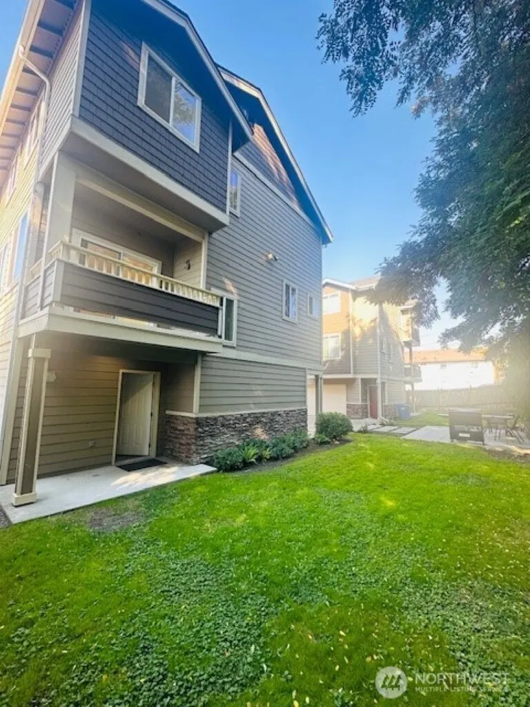 978 Edmonds Avenue NE #F, Renton, WA 98056