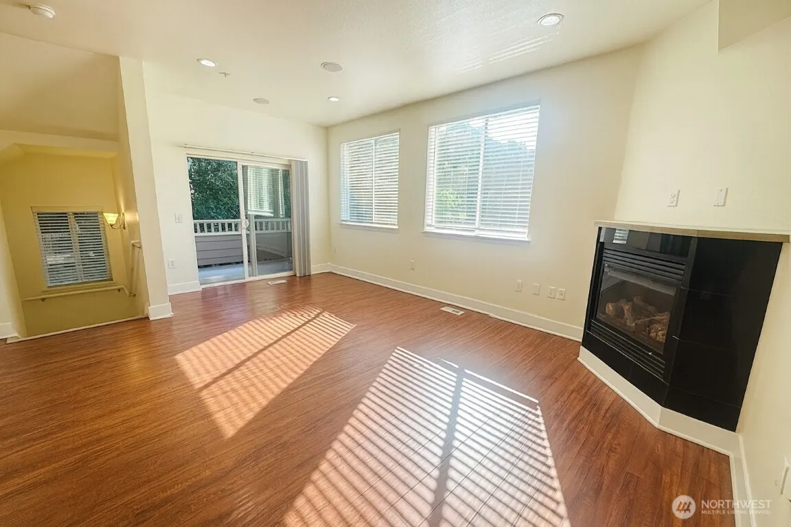 978 Edmonds Avenue NE #F, Renton, WA 98056