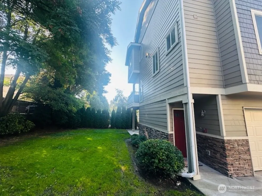 978 Edmonds Avenue NE #F, Renton, WA 98056