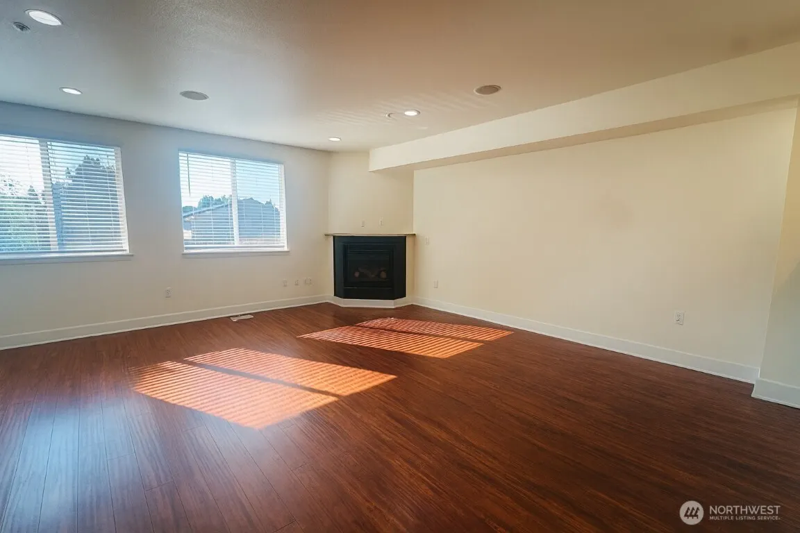 978 Edmonds Avenue NE #F, Renton, WA 98056