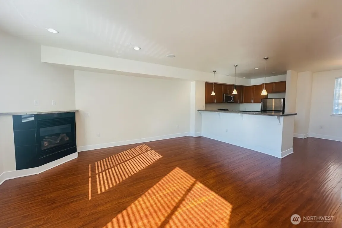 978 Edmonds Avenue NE #F, Renton, WA 98056