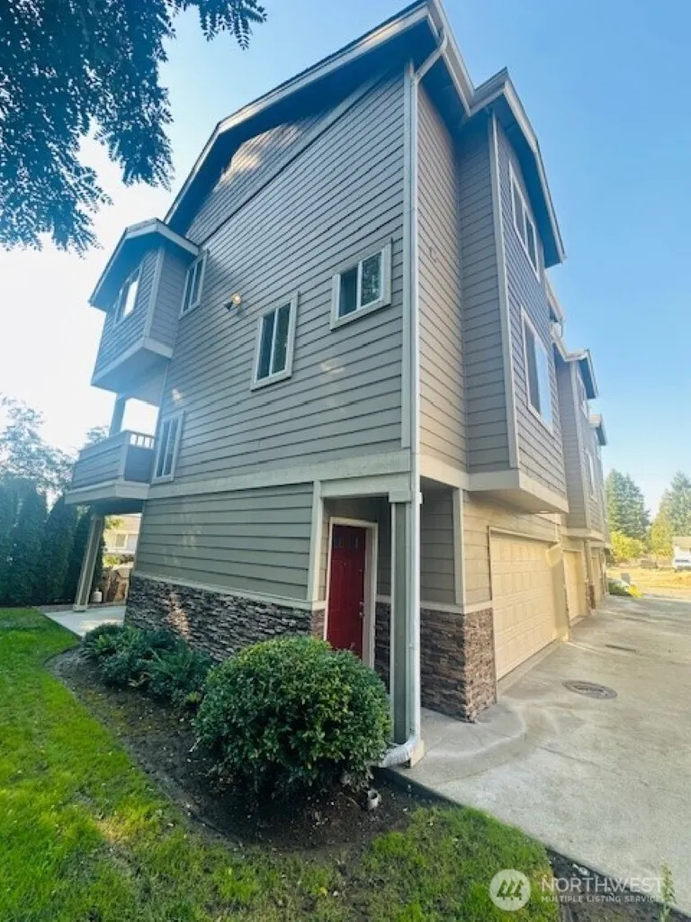 978 Edmonds Avenue NE #F, Renton, WA 98056