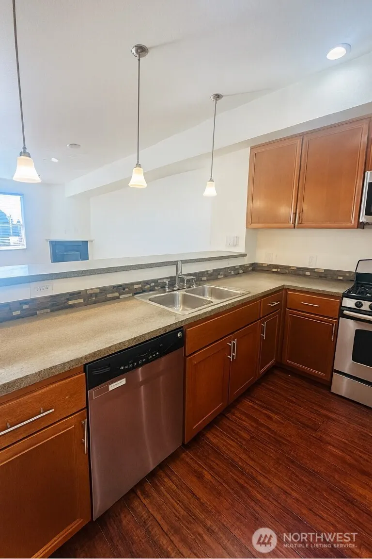978 Edmonds Avenue NE #F, Renton, WA 98056