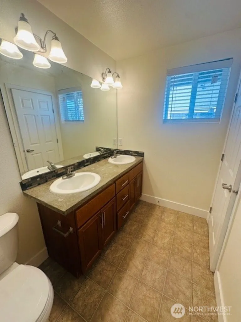 978 Edmonds Avenue NE #F, Renton, WA 98056