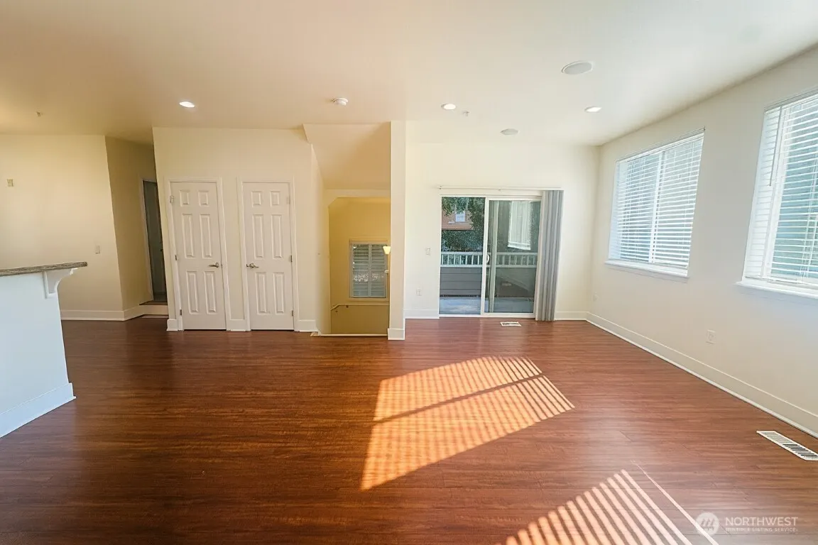978 Edmonds Avenue NE #F, Renton, WA 98056