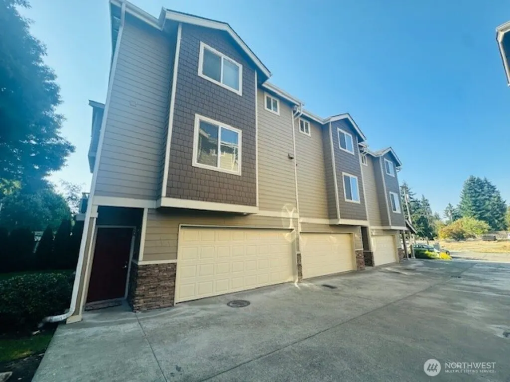 978 Edmonds Avenue NE #F, Renton, WA 98056