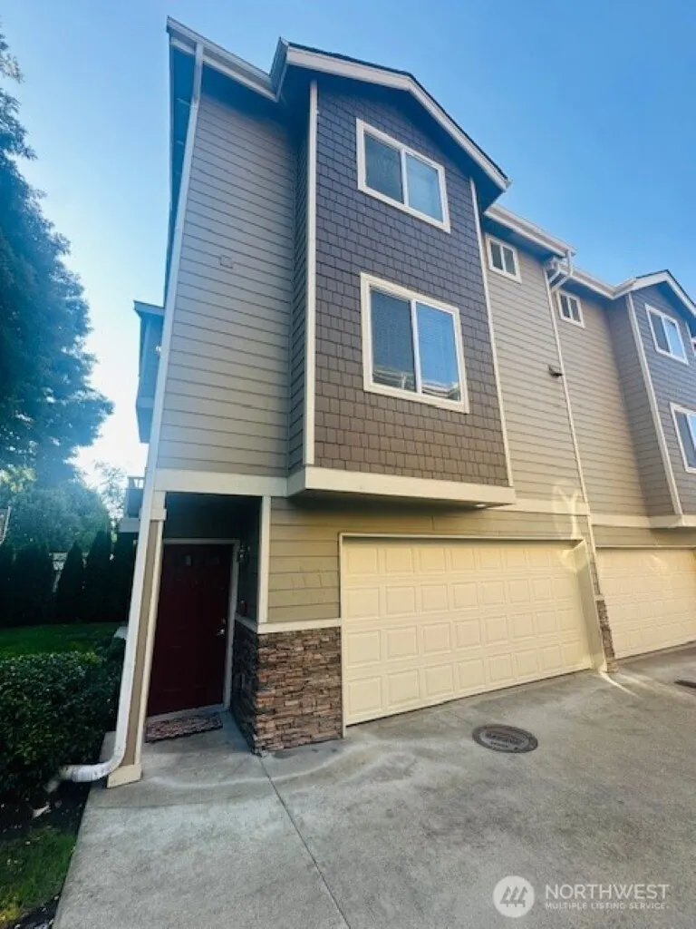 978 Edmonds Avenue NE #F, Renton, WA 98056