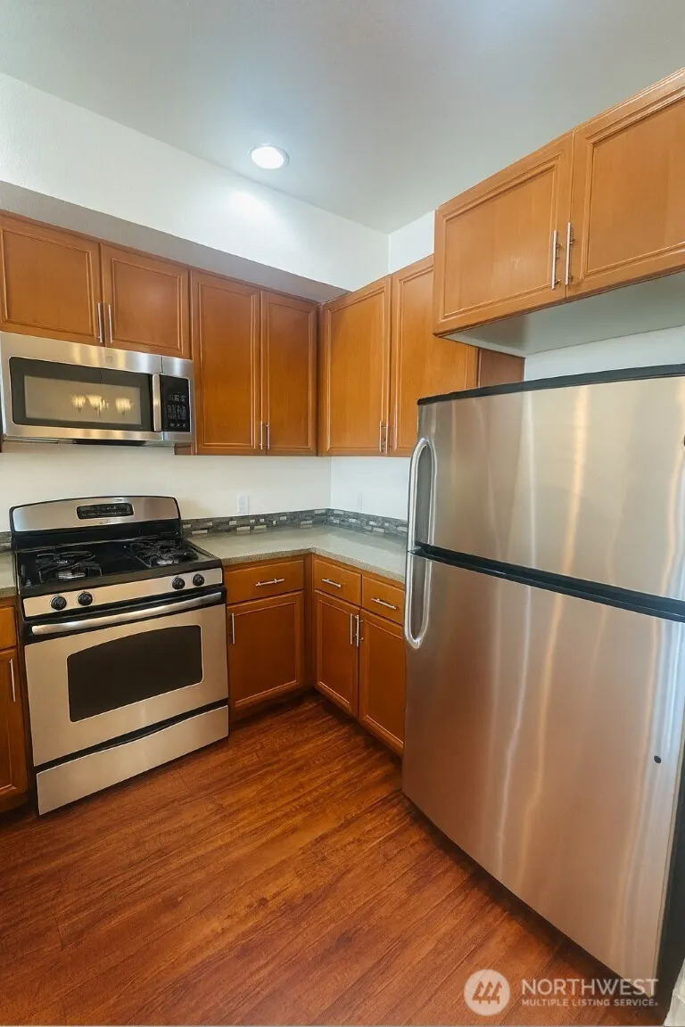 978 Edmonds Avenue NE #F, Renton, WA 98056