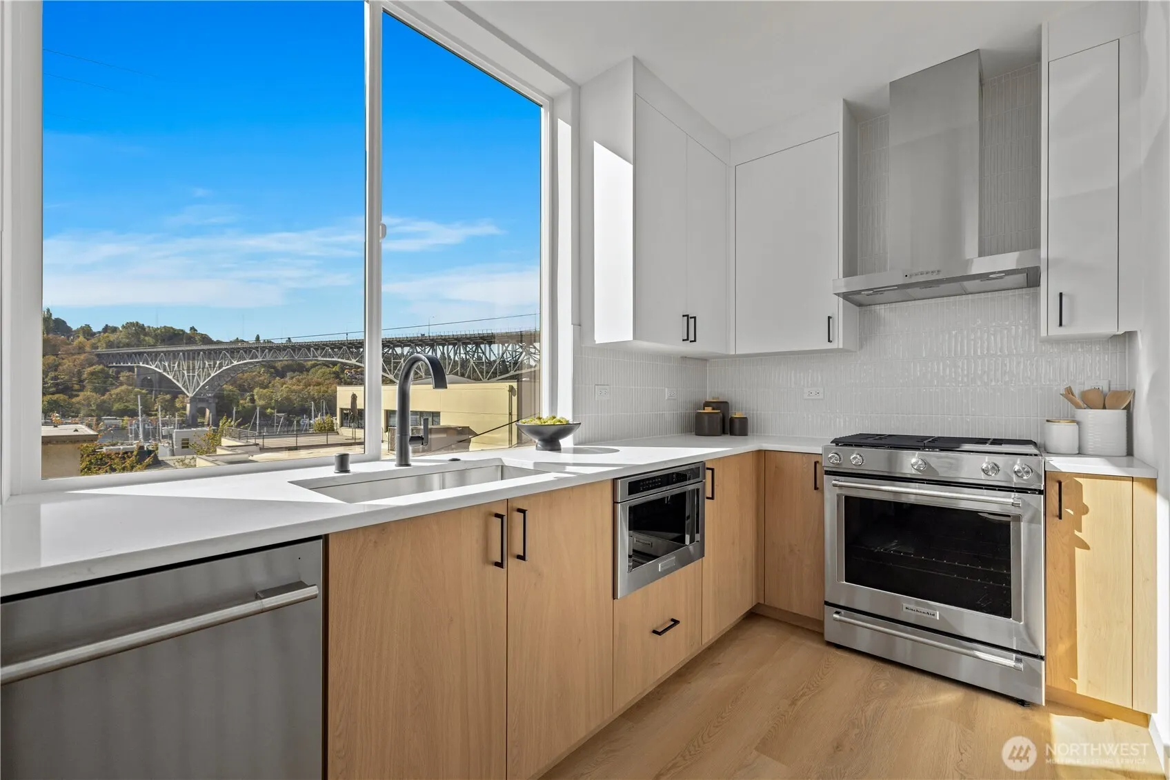 3421 Albion Place N, Seattle, WA 98103