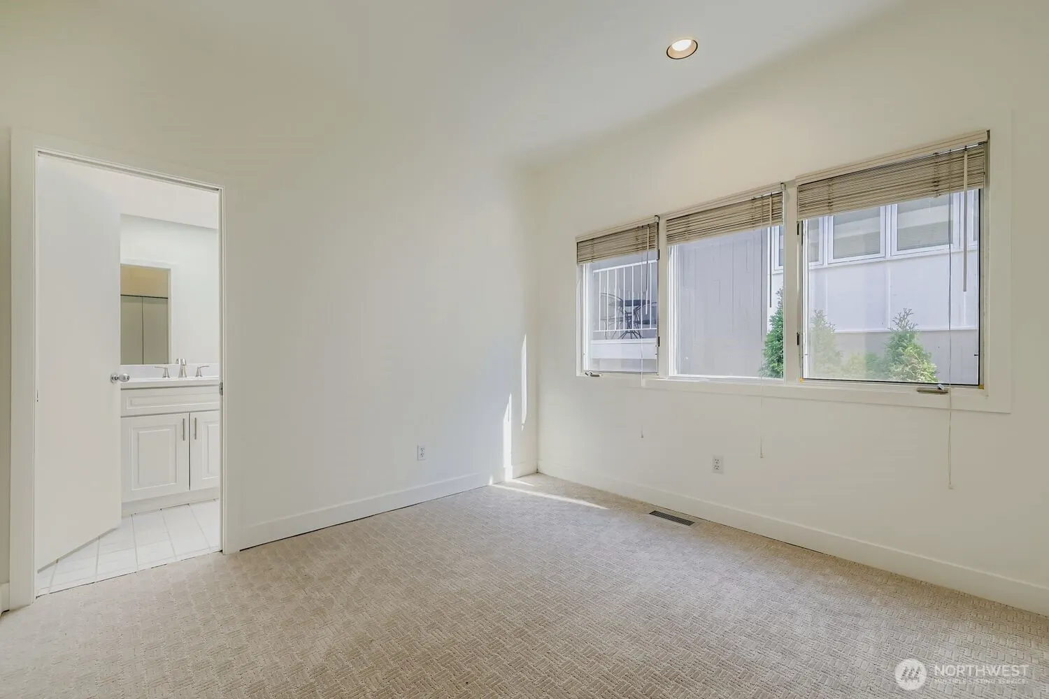 608 Bellevue Way SE #F1, Bellevue, WA 98004-6633