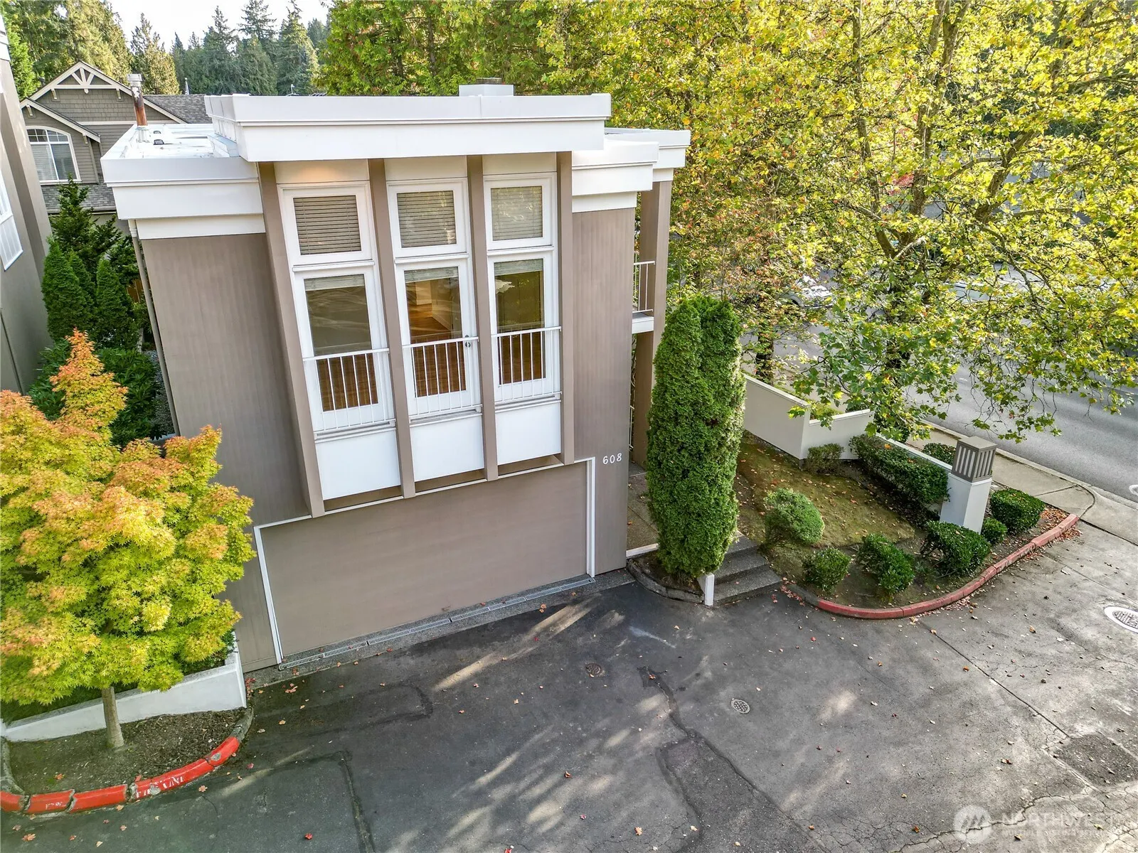 608 Bellevue Way SE #F1, Bellevue, WA 98004-6633