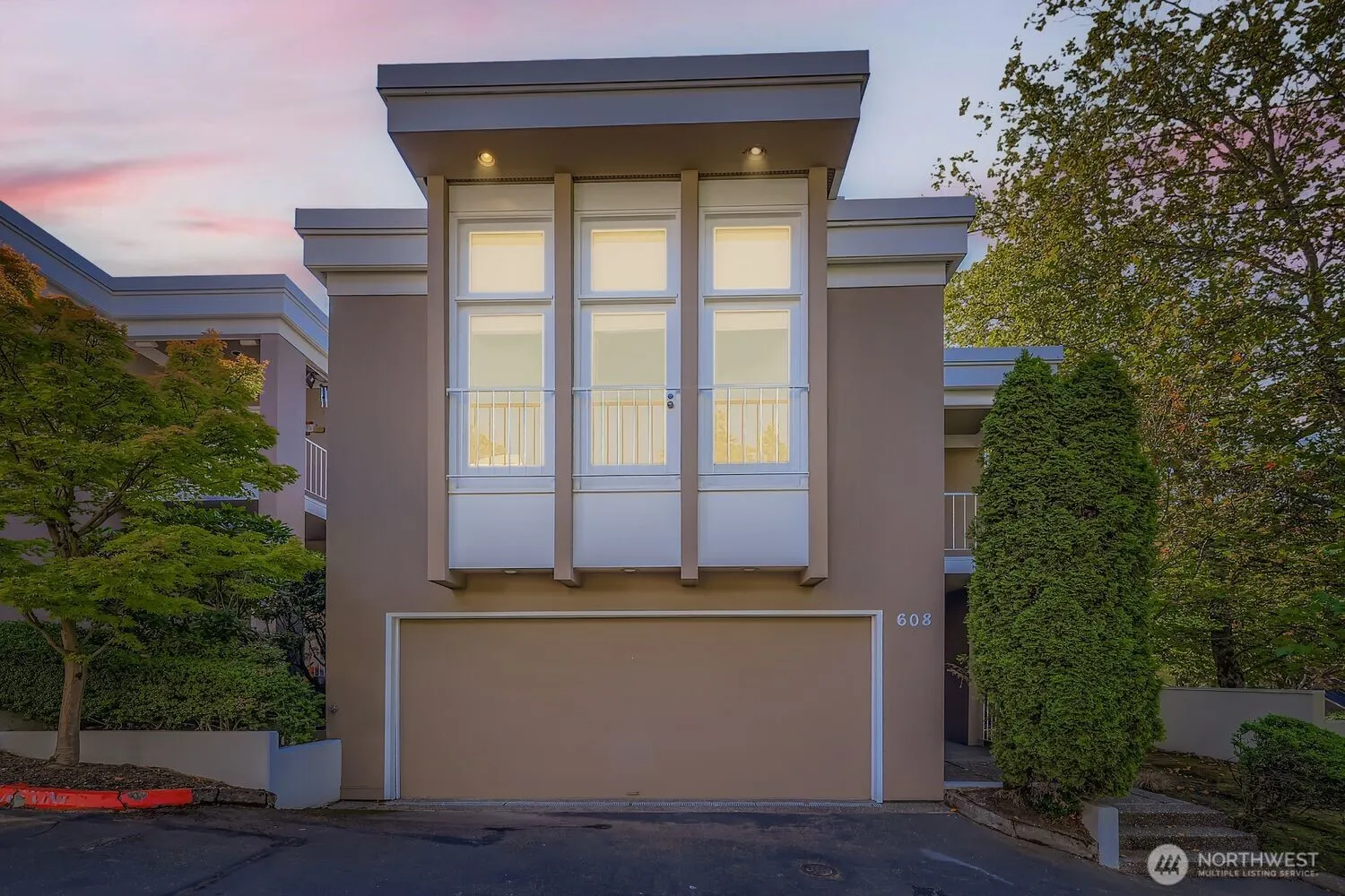 608 Bellevue Way SE #F1, Bellevue, WA 98004-6633