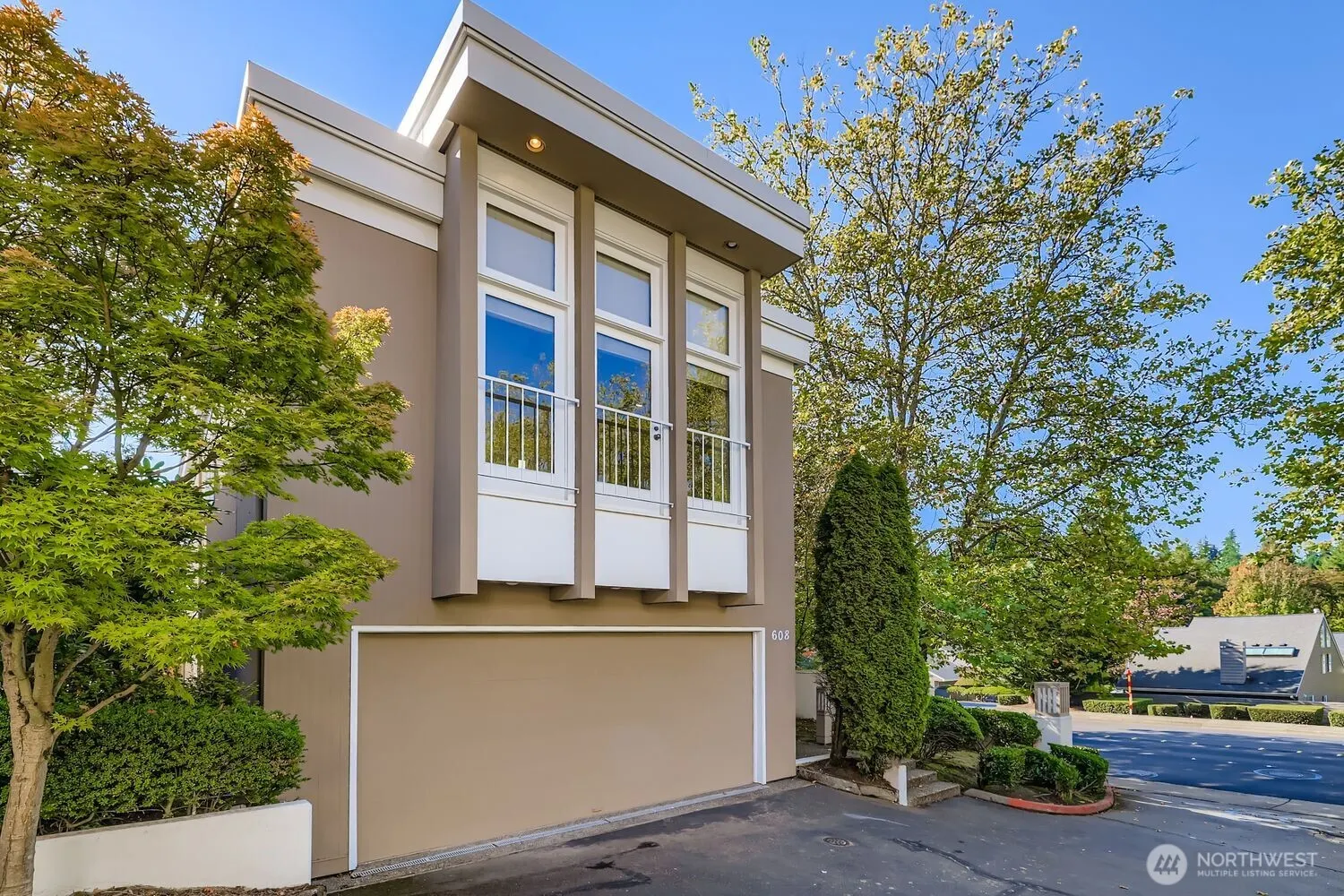 608 Bellevue Way SE #F1, Bellevue, WA 98004-6633