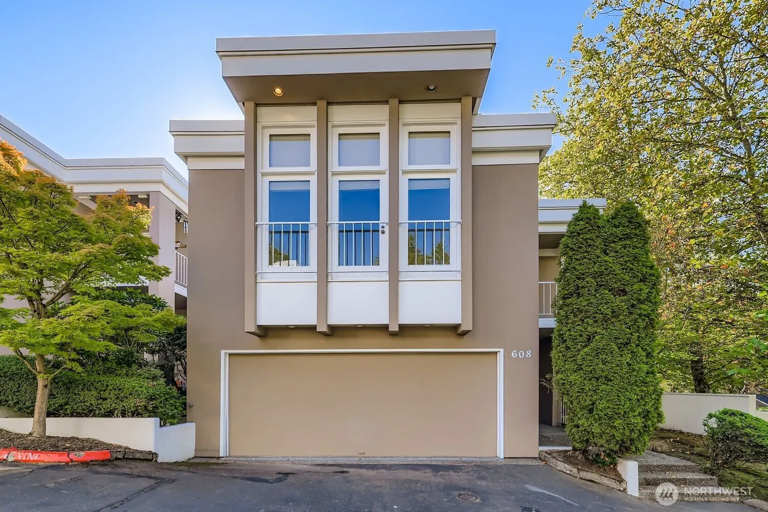 608 Bellevue Way SE #F1, Bellevue, WA 98004-6633