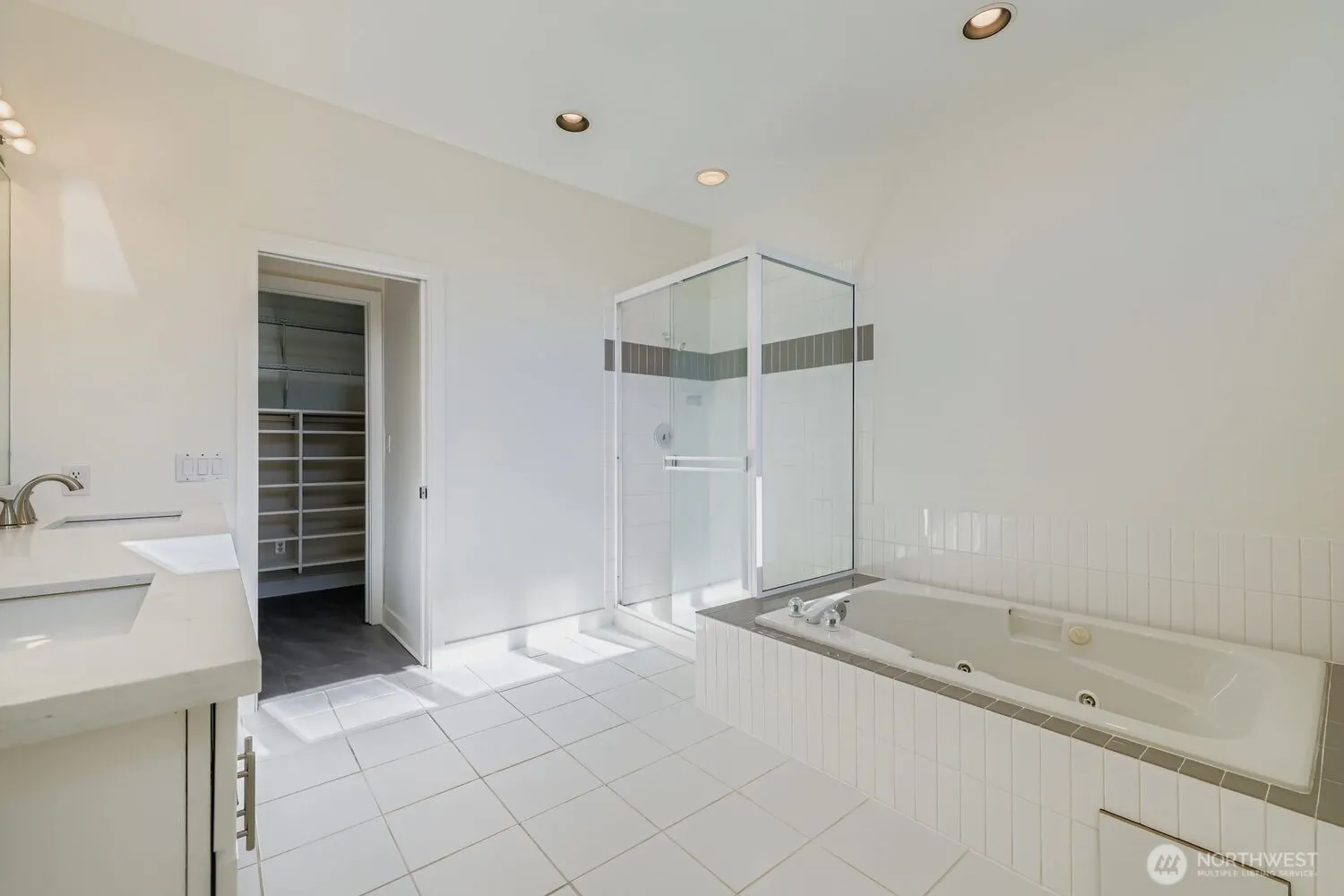 608 Bellevue Way SE #F1, Bellevue, WA 98004-6633
