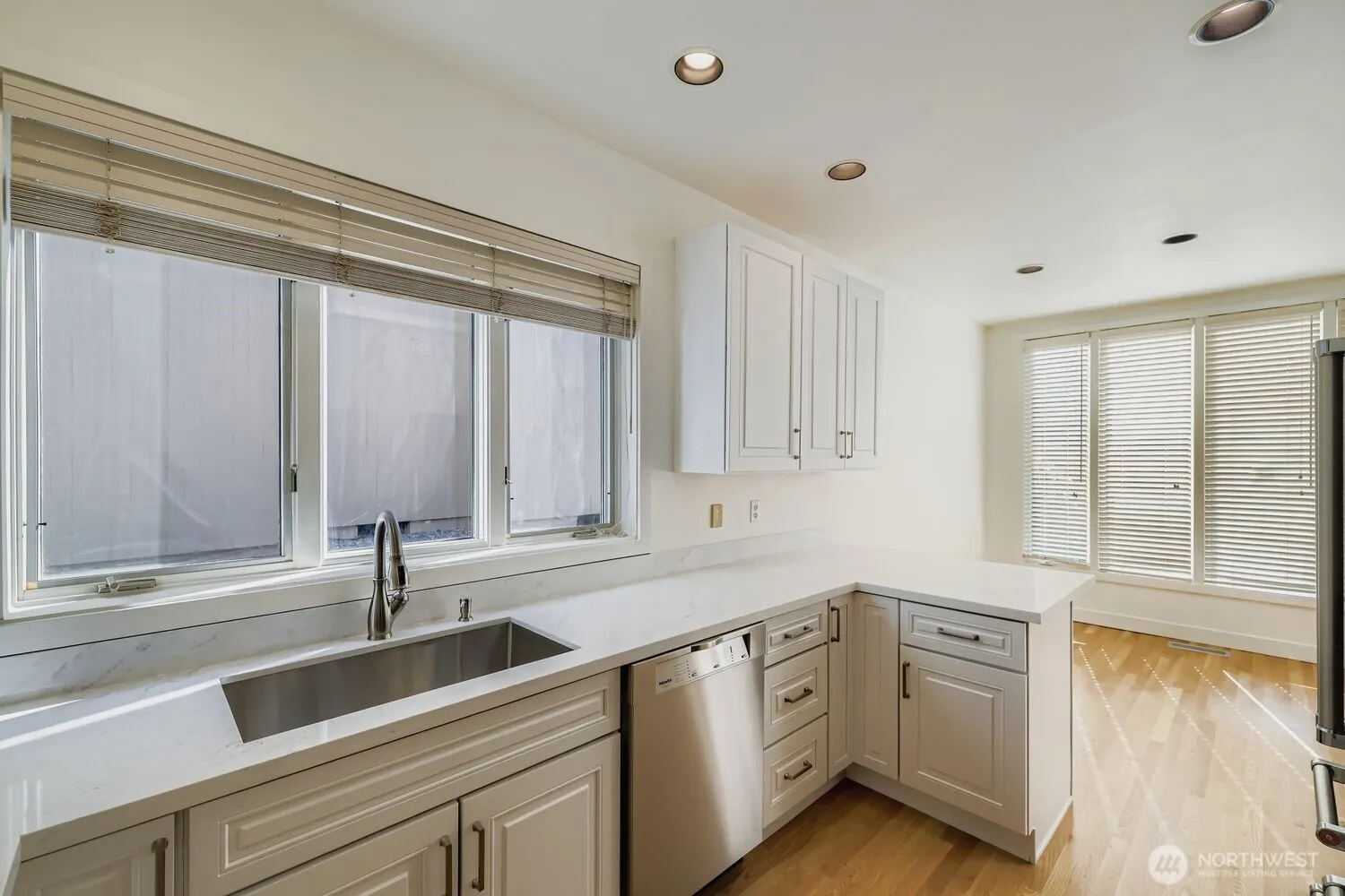 608 Bellevue Way SE #F1, Bellevue, WA 98004-6633