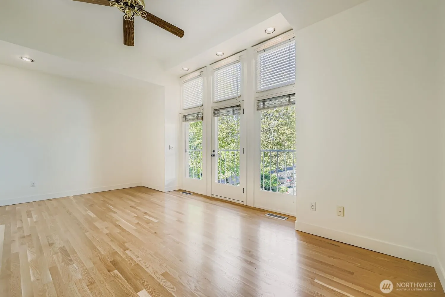608 Bellevue Way SE #F1, Bellevue, WA 98004-6633
