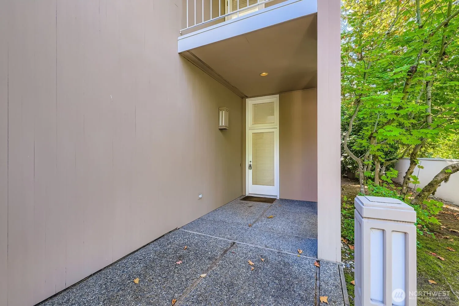 608 Bellevue Way SE #F1, Bellevue, WA 98004-6633
