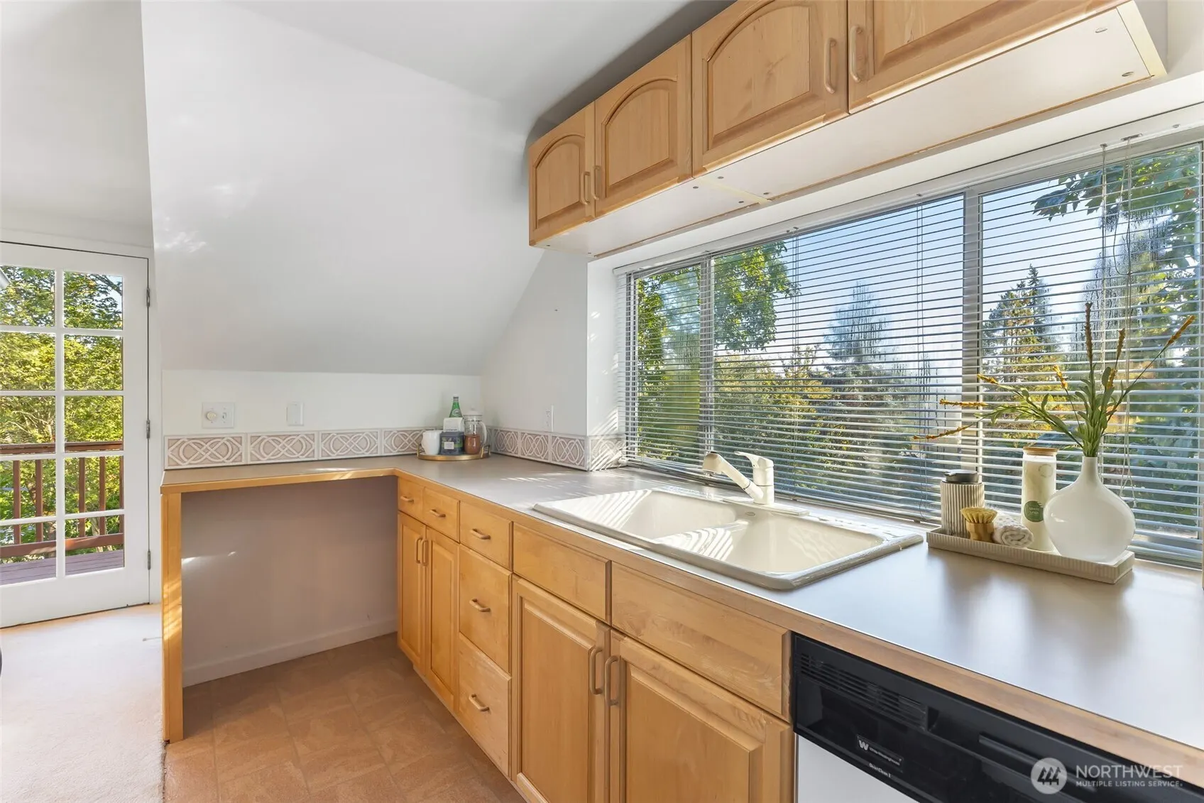 5716 38th Ave NE, Seattle, WA 98105