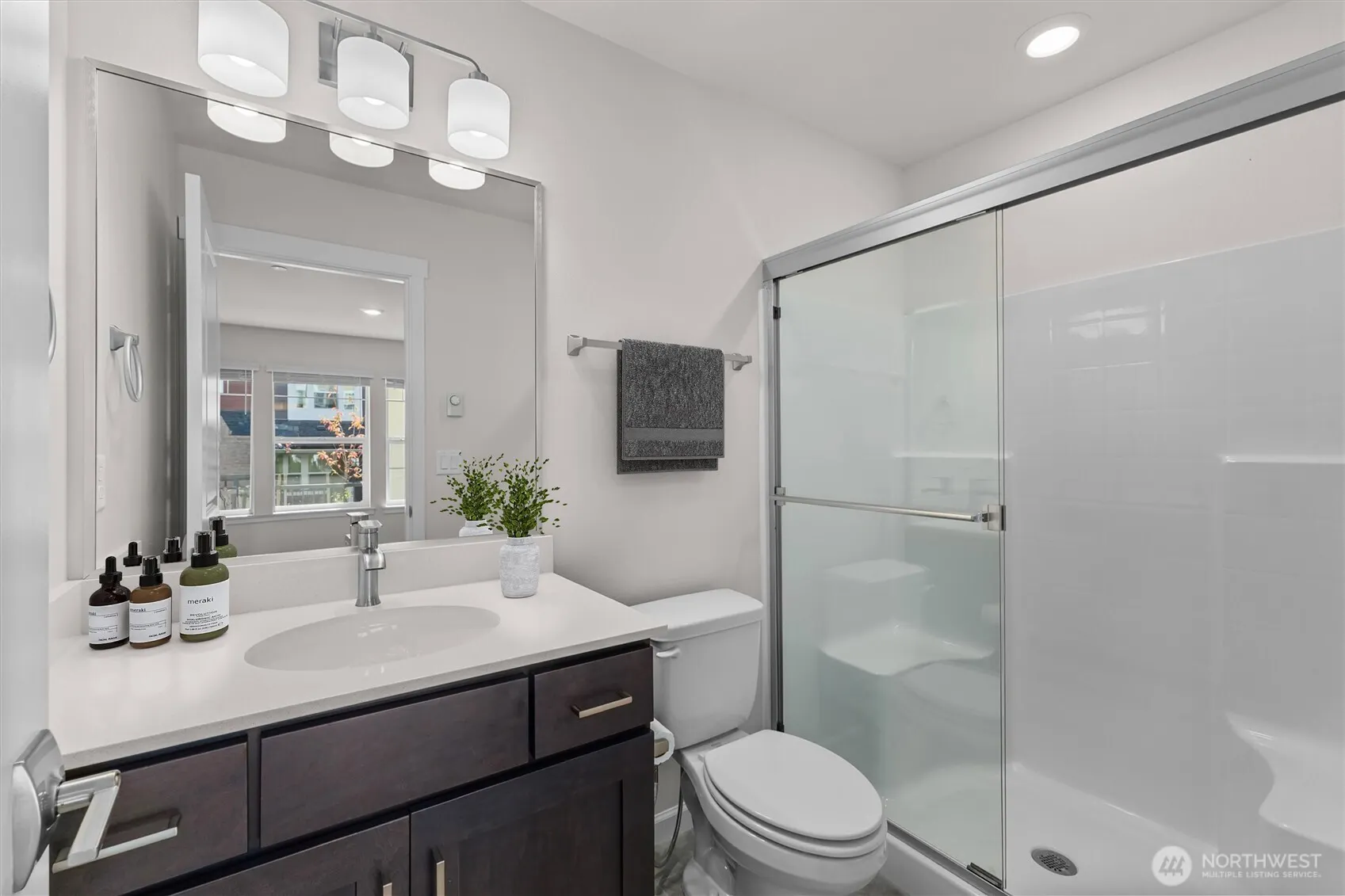 19345 NE 69th Circle #106, Redmond, WA 98052