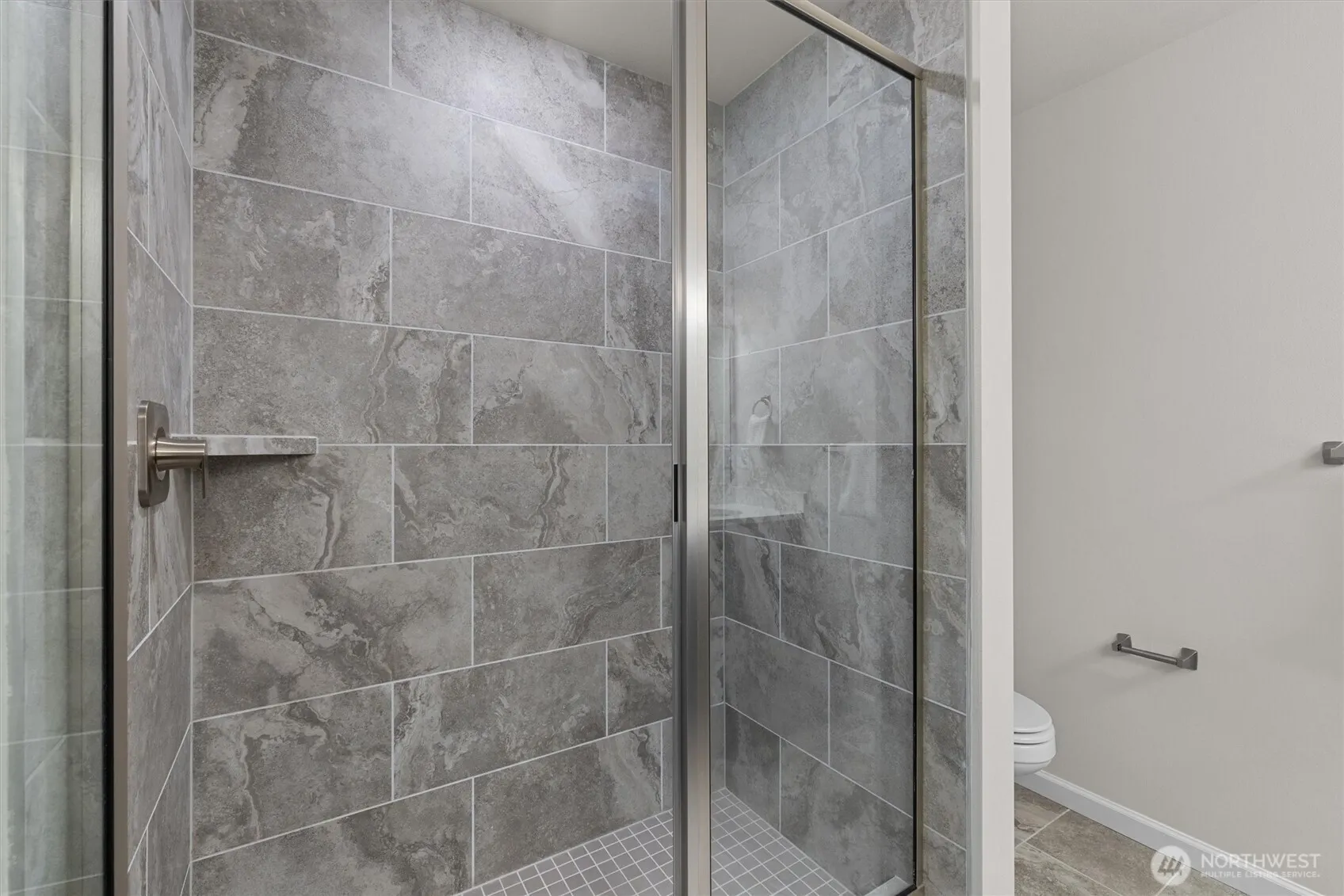 19345 NE 69th Circle #106, Redmond, WA 98052