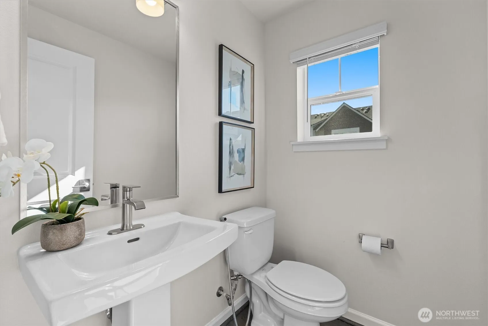 19345 NE 69th Circle #106, Redmond, WA 98052
