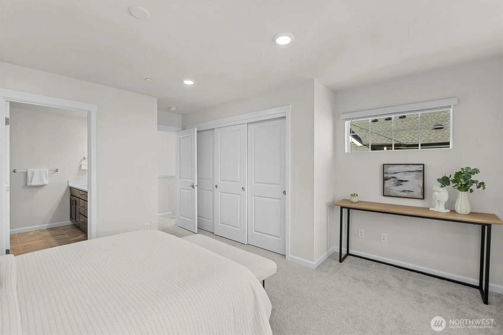 19345 NE 69th Circle #106, Redmond, WA 98052