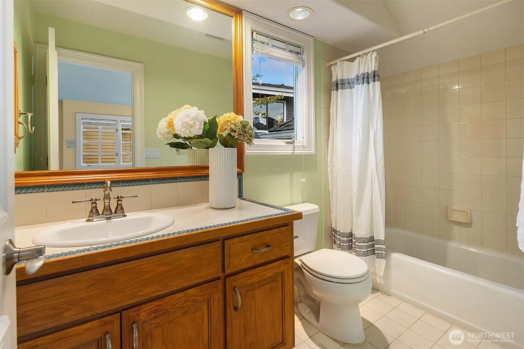 8726 Paisley Drive NE, Seattle, WA 98115