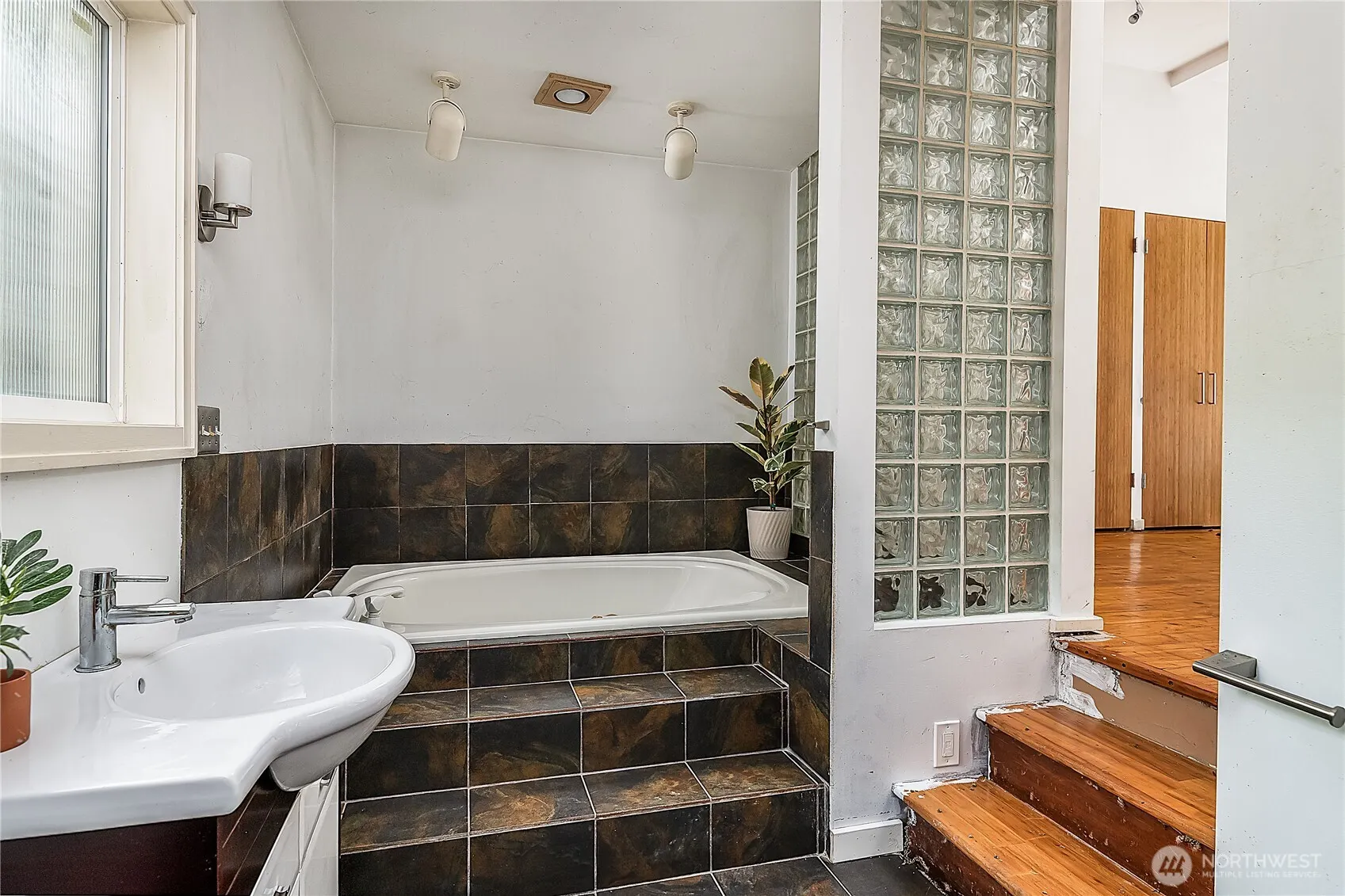 9521 25th Avenue NW, Seattle, WA 98117