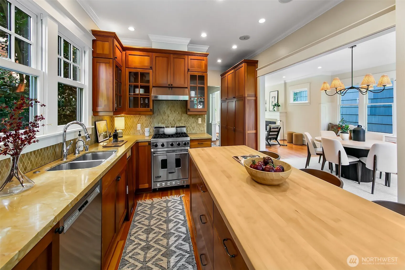 3879 44th Avenue NE, Seattle, WA 98105