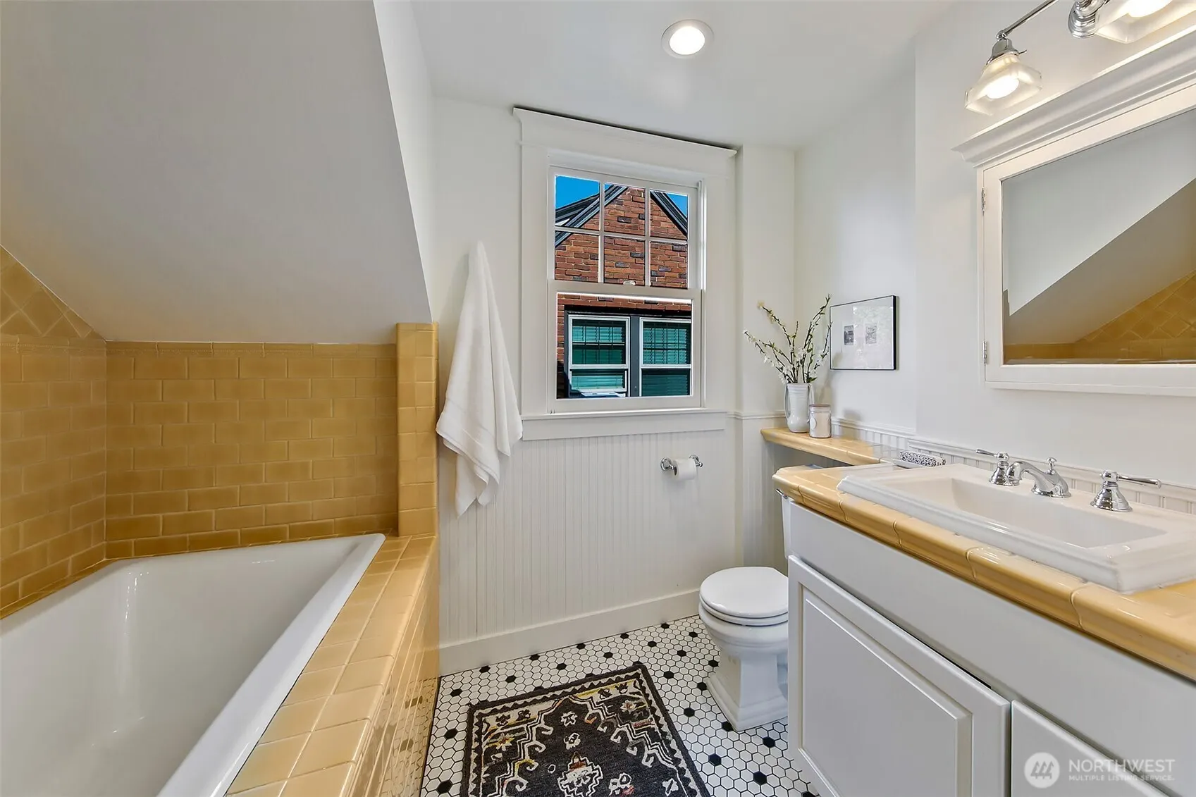 3879 44th Avenue NE, Seattle, WA 98105