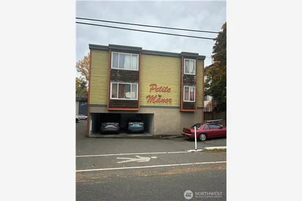 13717 32nd Avenue NE, Seattle, WA 98125-3843