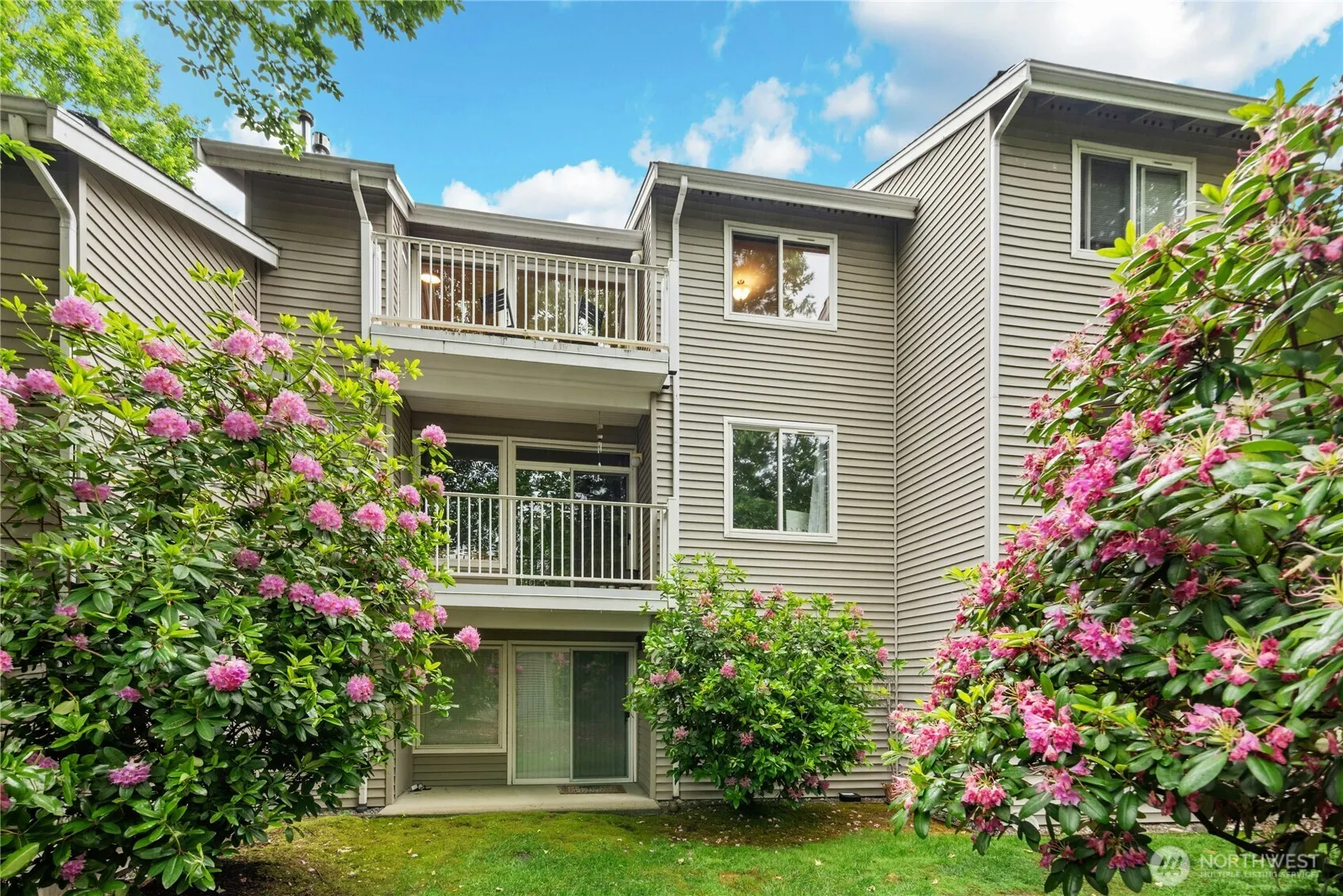 25235 SE Klahanie Boulevard #E305, Sammamish, WA 98029