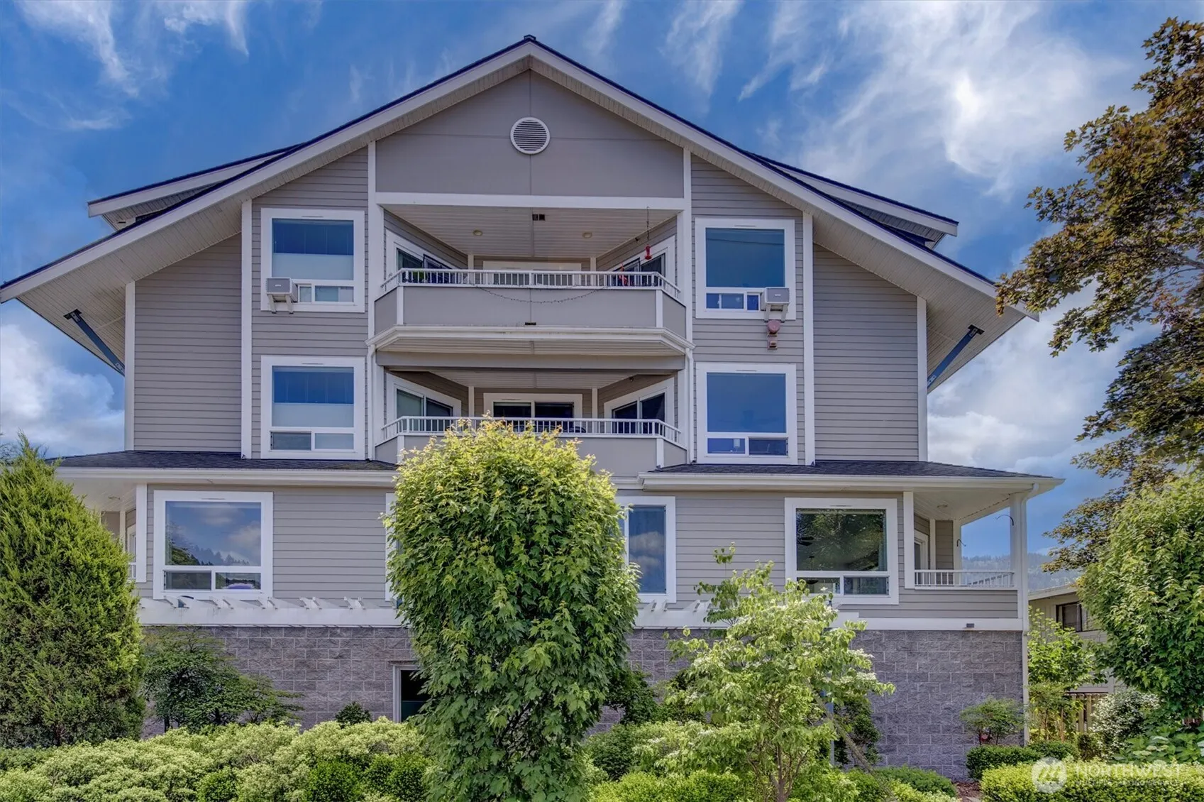 275 E Sunset Way #1A, Issaquah, WA 98027
