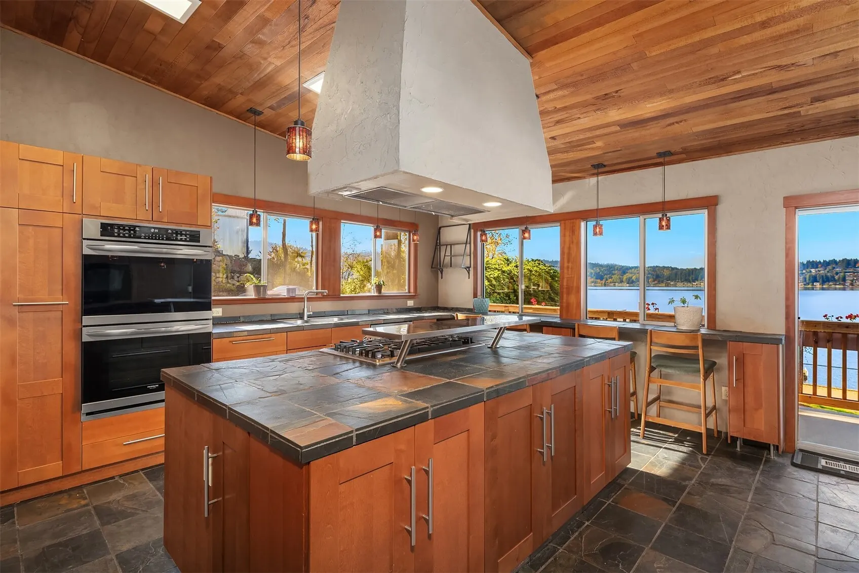 2717 E Lake Sammamish Parkway SE, Sammamish, WA 98075-7423