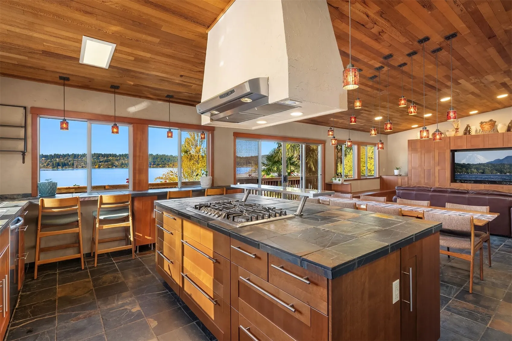2717 E Lake Sammamish Parkway SE, Sammamish, WA 98075-7423