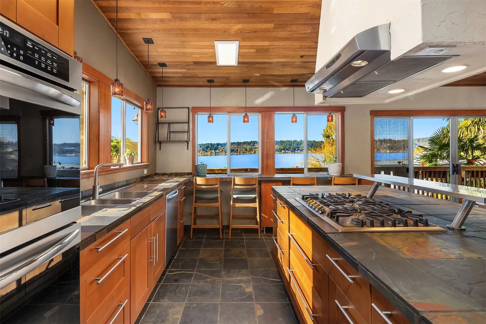2717 E Lake Sammamish Parkway SE, Sammamish, WA 98075-7423