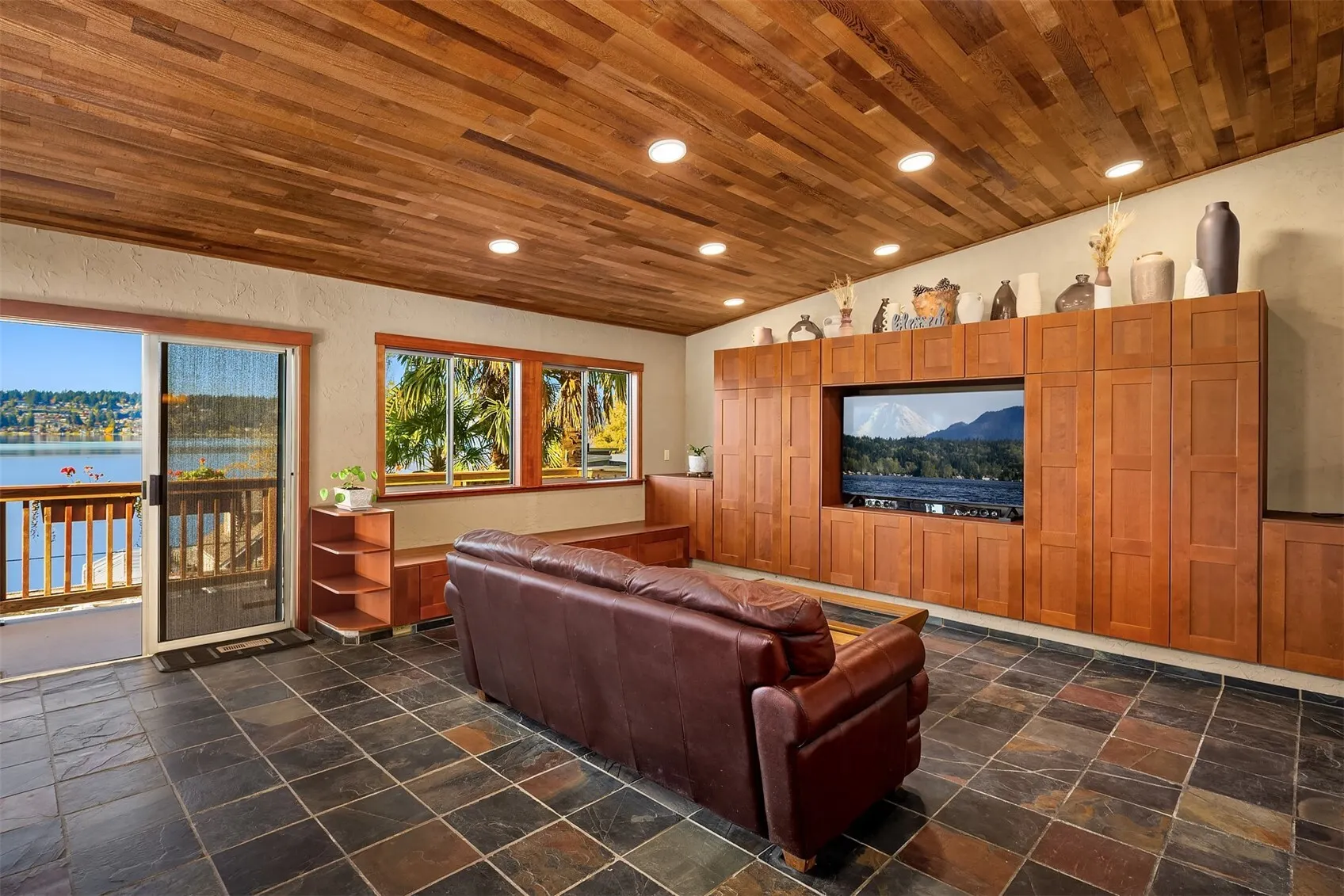 2717 E Lake Sammamish Parkway SE, Sammamish, WA 98075-7423