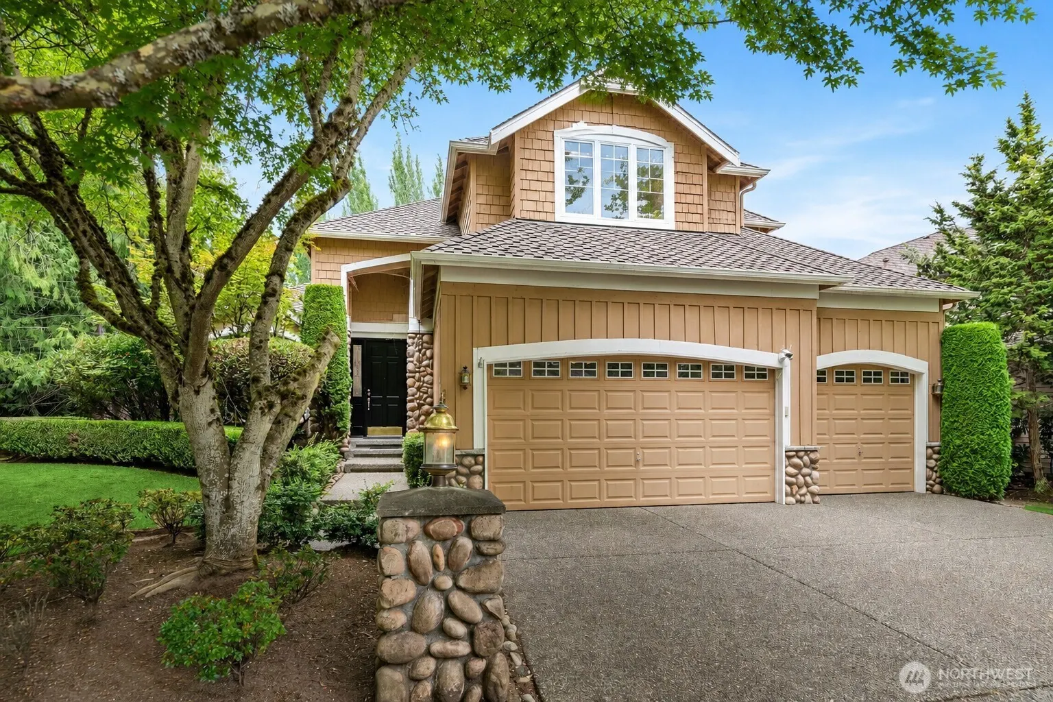 24416 SE 4th Place , Sammamish, WA 98074