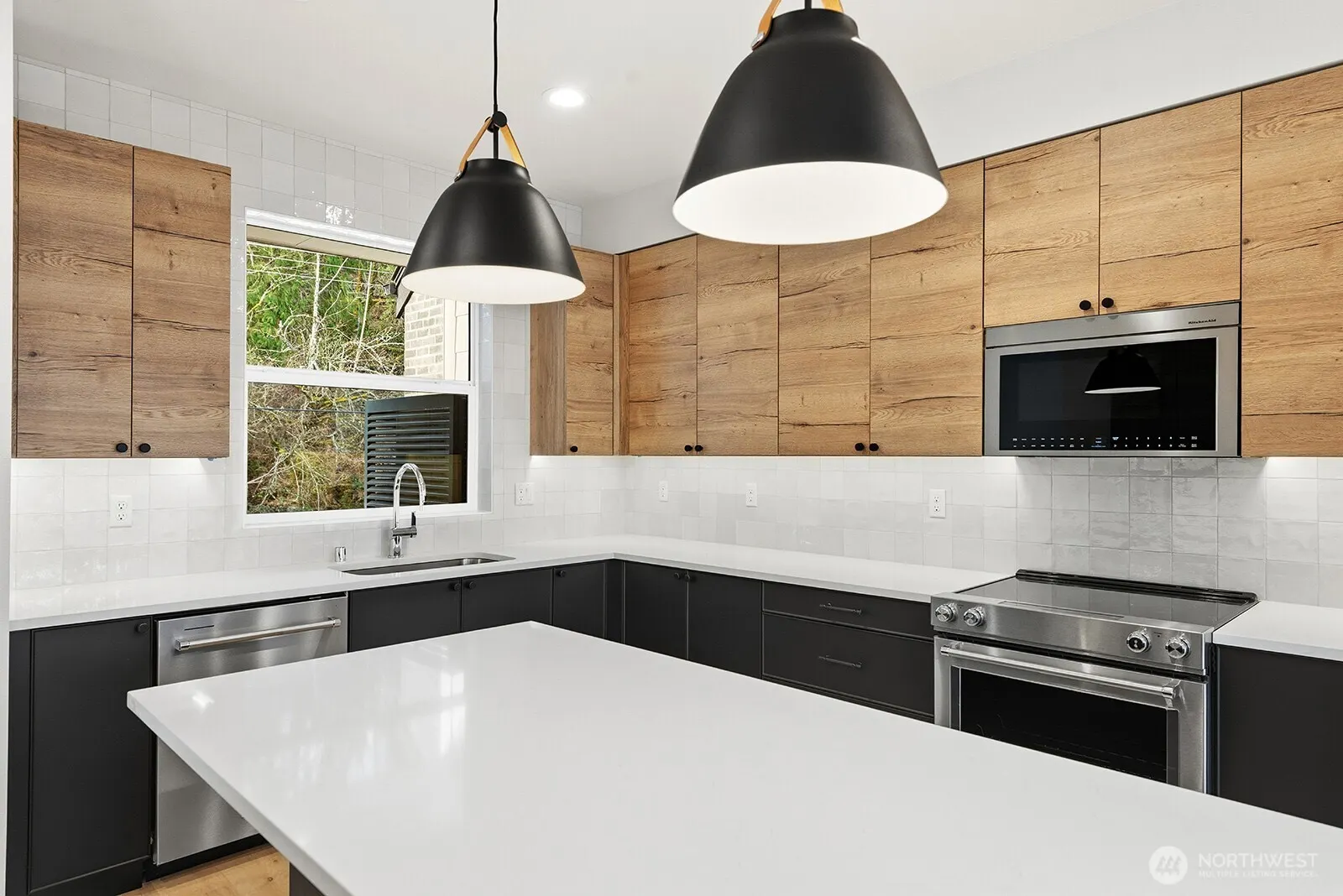 756 NW Holly Street , Issaquah, WA 98027