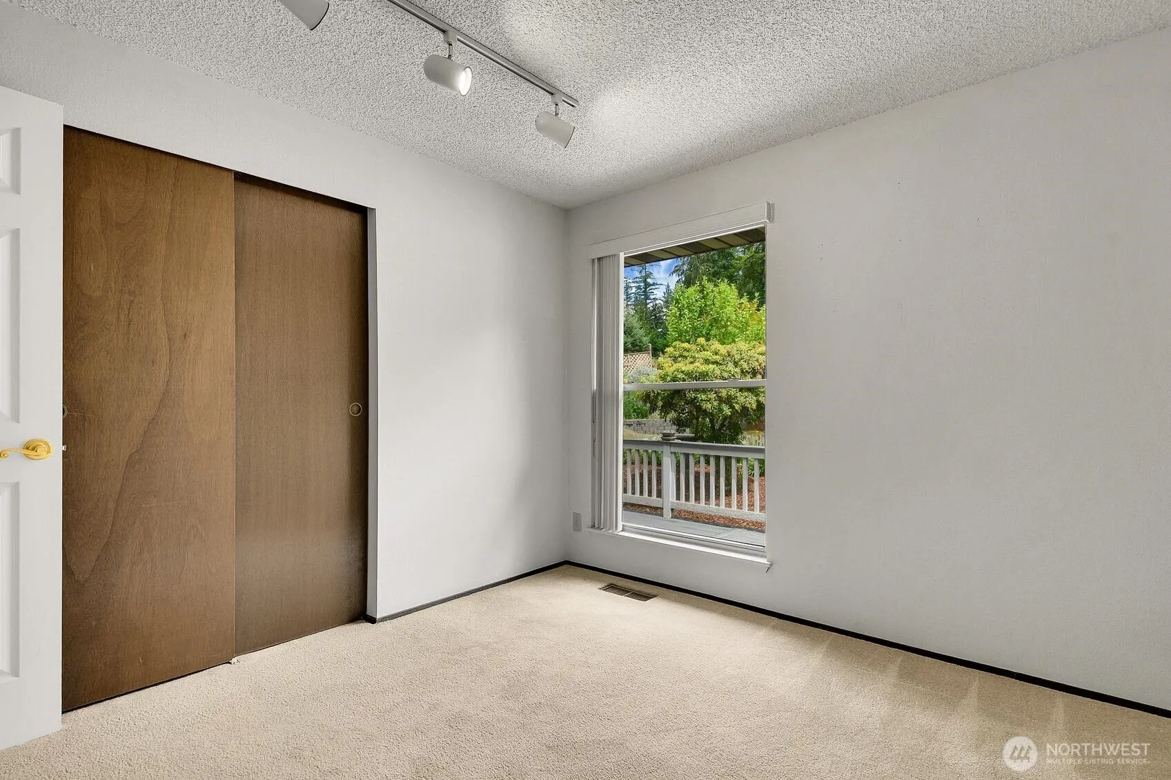 24520 SE 24th Street , Sammamish, WA 98075-9704
