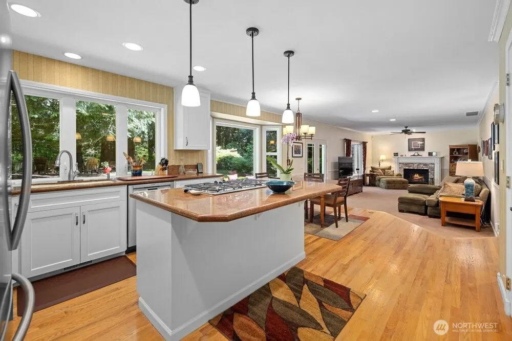 19710 222nd Avenue NE, Woodinville, WA 98077