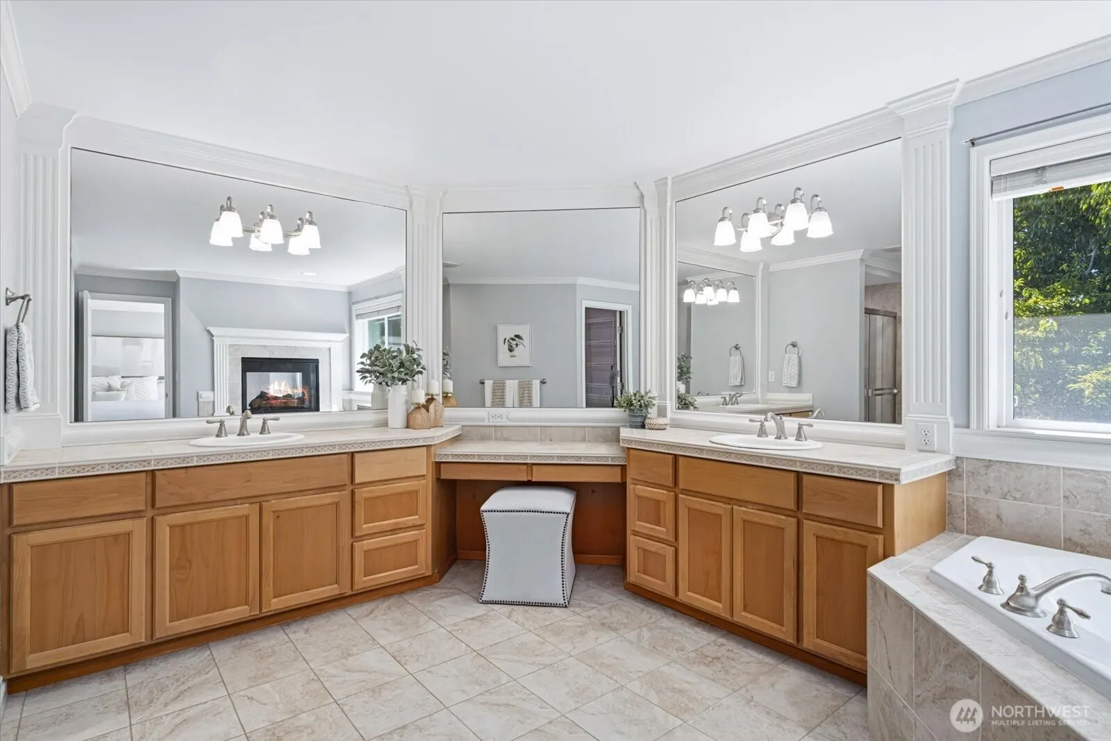 27225 SE 13th Place , Sammamish, WA 98075
