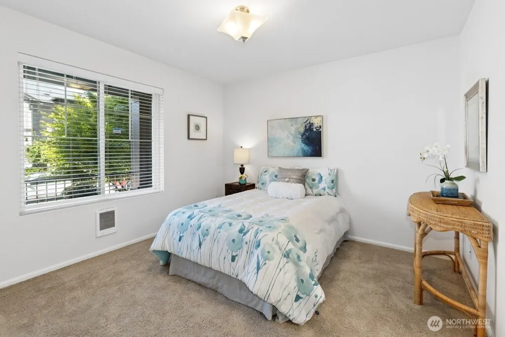10372 156th Place NE #101, Redmond, WA 98052