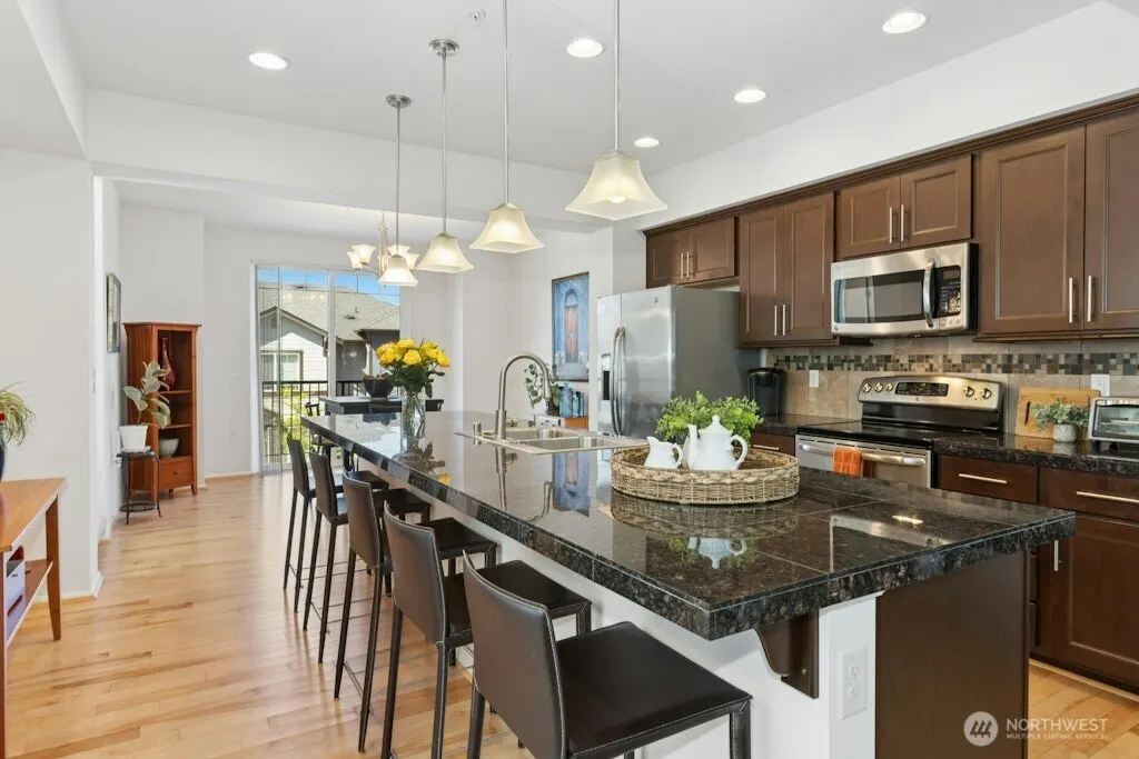 10372 156th Place NE #101, Redmond, WA 98052