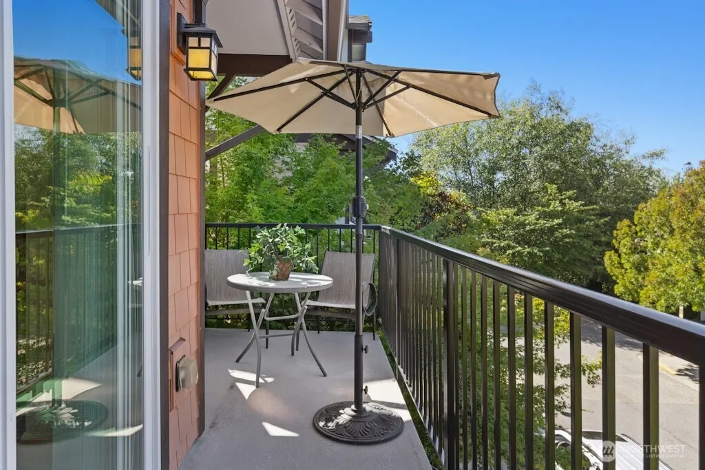 10372 156th Place NE #101, Redmond, WA 98052
