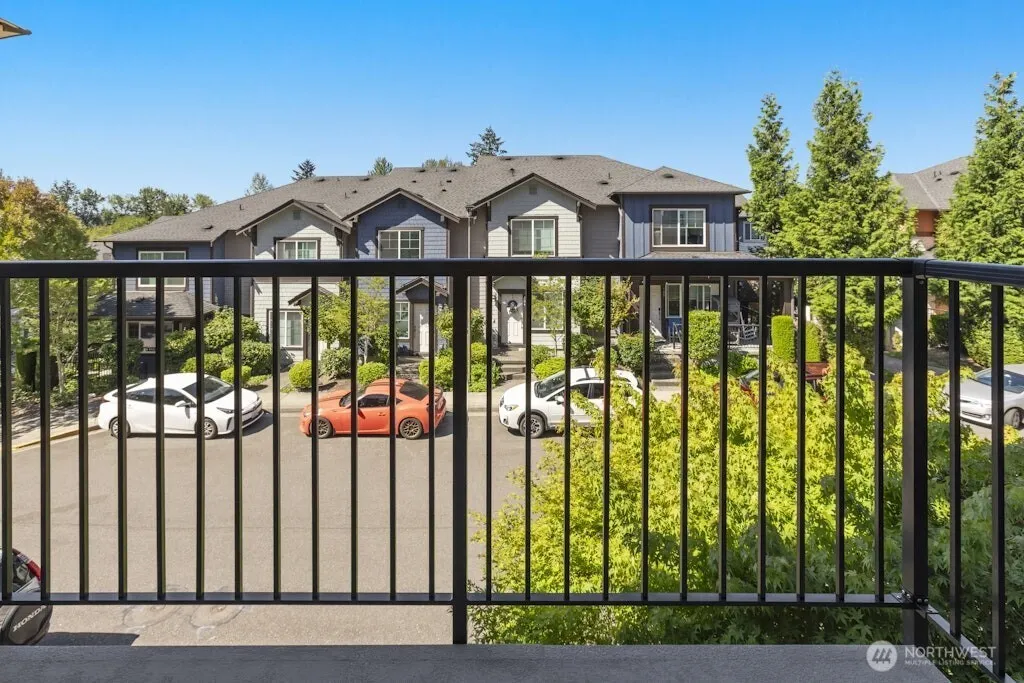 10372 156th Place NE #101, Redmond, WA 98052