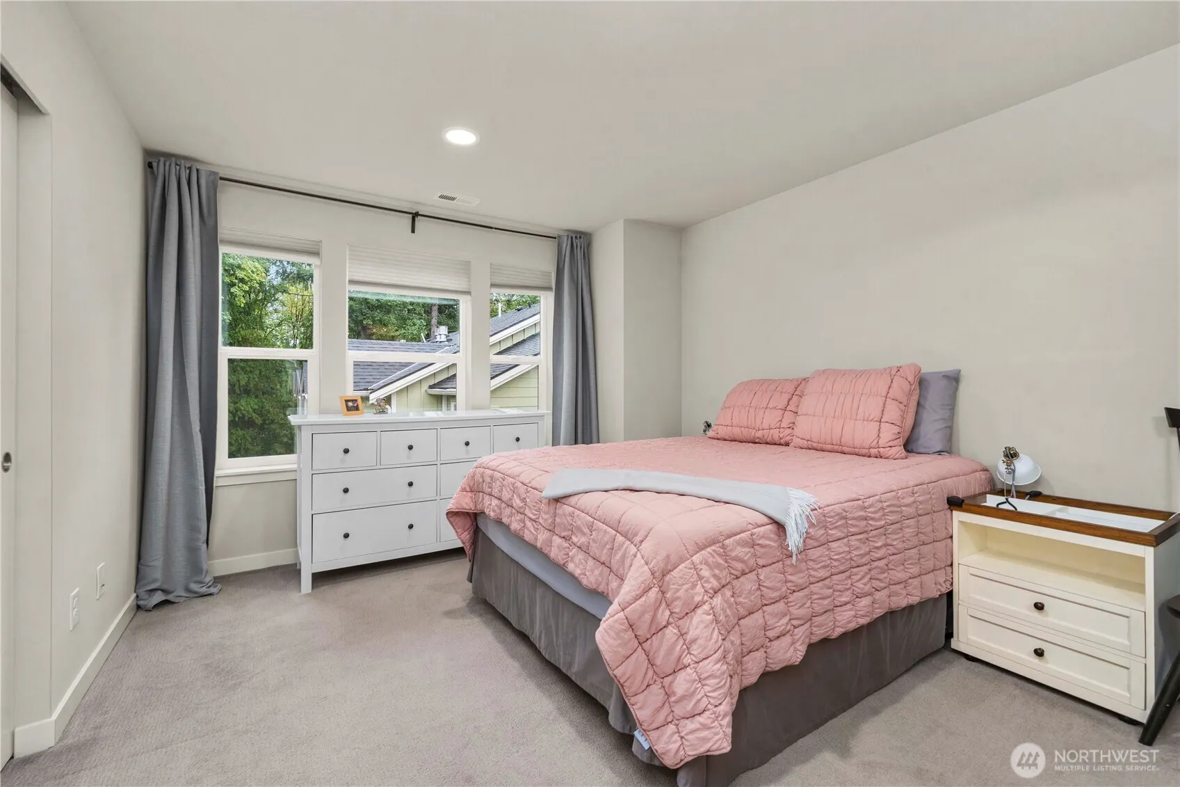 23000 NE 8th Street #E5, Sammamish, WA 98074