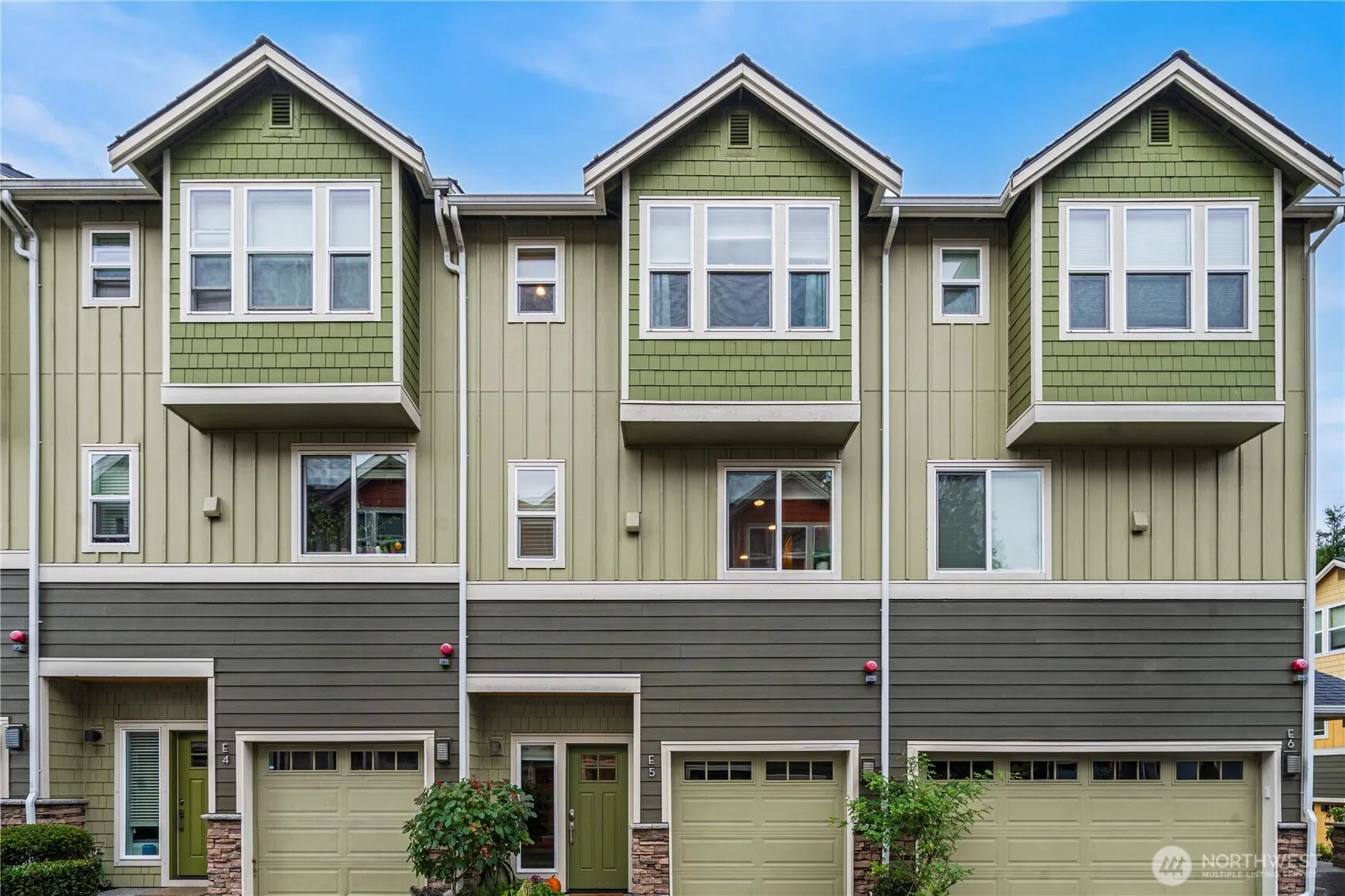 23000 NE 8th Street #E5, Sammamish, WA 98074