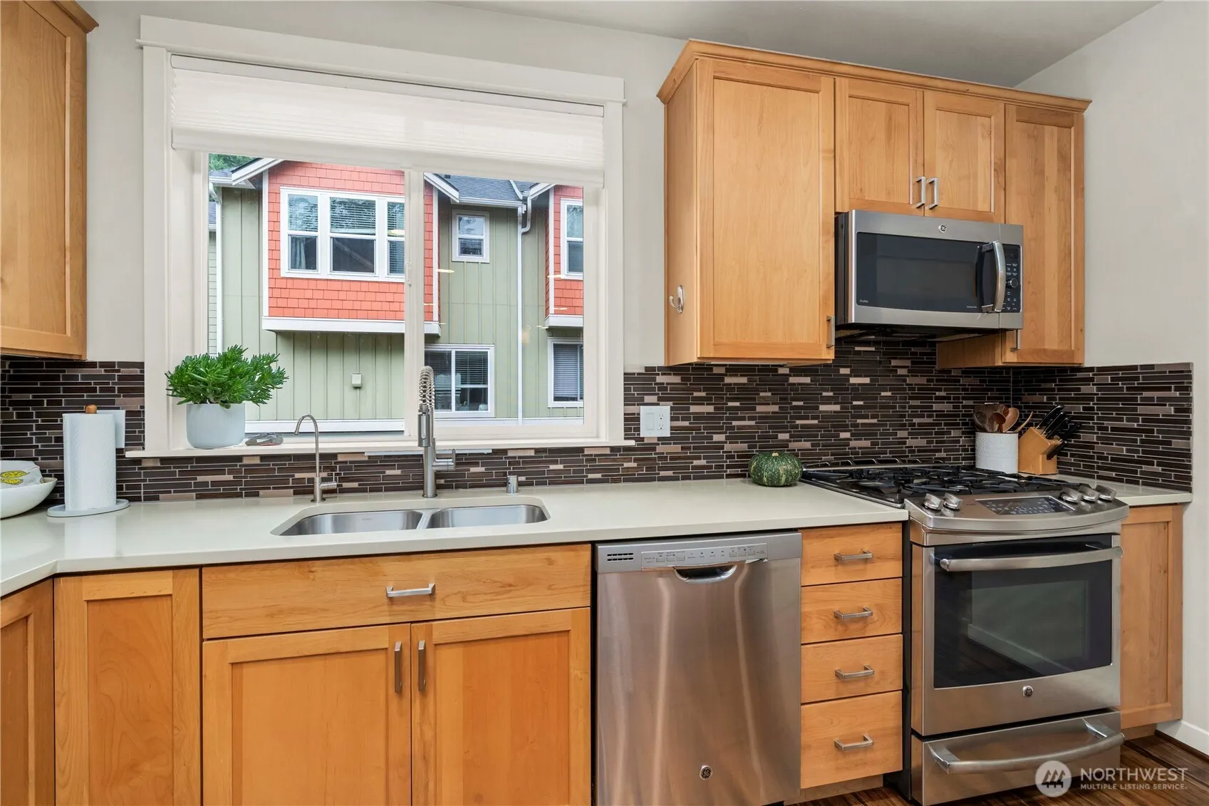 23000 NE 8th Street #E5, Sammamish, WA 98074